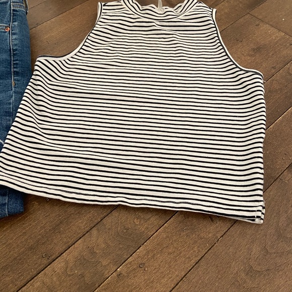 High neck crop top- sleeveless - Picture 3 of 3